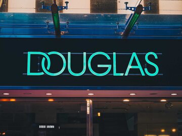 Douglas Store von außen | © Adobe Stock/Marcus Beckert