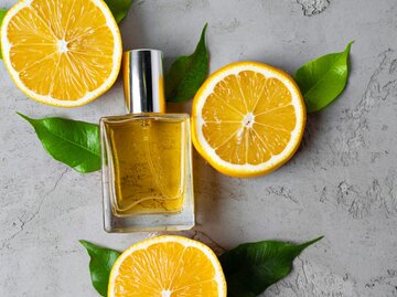 Fruchtiges Parfum mit Zitronenduft | © Getty Images/FabrikaCr