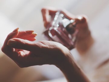 Frau sprüht sich Parfum auf das Handgelenk | © Getty Images/Olga Efimova / EyeEm