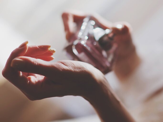 Frau sprüht sich Parfum auf das Handgelenk | © Getty Images/Olga Efimova / EyeEm