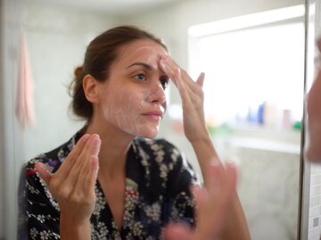 Eine Frau reinigt ihr Gesicht mithilfe von Double Cleansing | © GettyImages/EXTREME-PHOTOGRAPHER