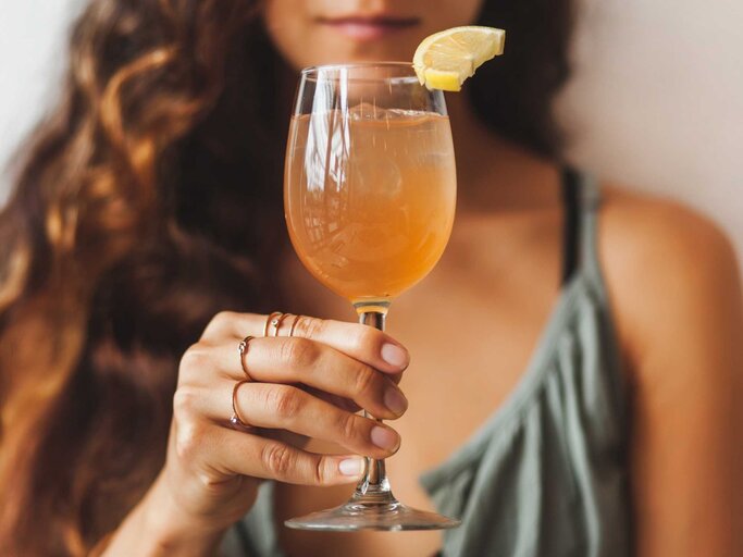 Frau hält alkoholisches Getränk in der Hand | © Getty Images/Oleg Breslavtsev