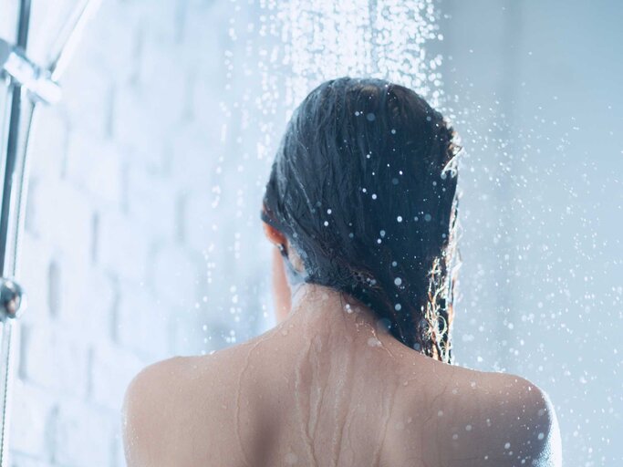 Frau steht unter der Dusche | © Getty Images/torwai