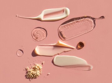 Mehrere Hautpflegeprodukte auf pinkem Untergrund | © Getty Images/Anna Efetova