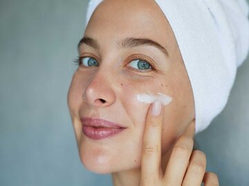 Frau cremt sich Gesicht ein  | © Adobe Stock/Beauty Agent Studio