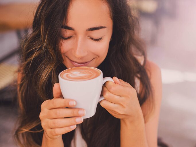 Schöne Frau trinkt Kaffee | © gettyimages.de /  Polina Lebed