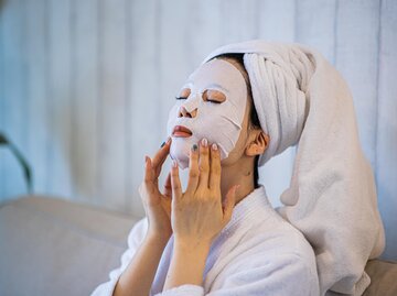 Asiatische Frau mit Tuchmaske | © gettyimages.de /  xijian