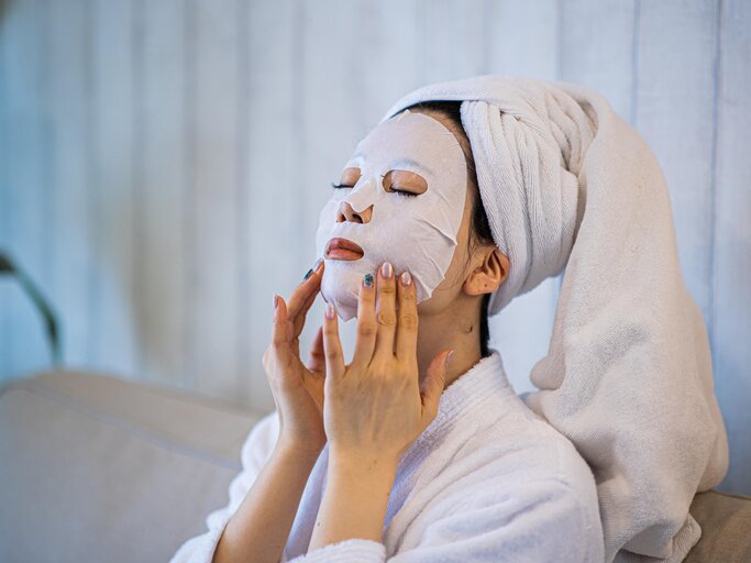 Asiatische Frau mit Tuchmaske | © gettyimages.de /  xijian