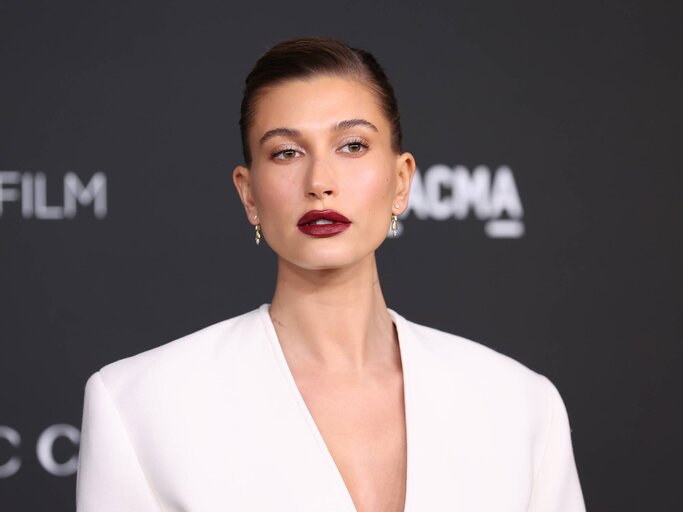 Hailey Bieber auf dem Roten Teppich | © gettyimages.de /Amy Sussman