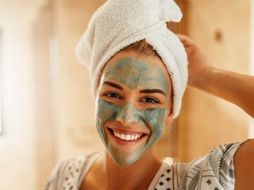 Frau hat grüne Gesichtsmaske aufgetragen | © Getty Images/bernardbodo