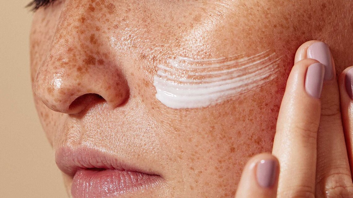 Nahaufnahme eines Gesichts, das eingecremt wird | © Adobe Stock/Artem Varnitsin