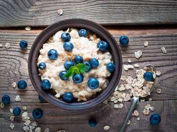 Haferflocken mit Blaubeeren | © nadianb/shutterstock.com