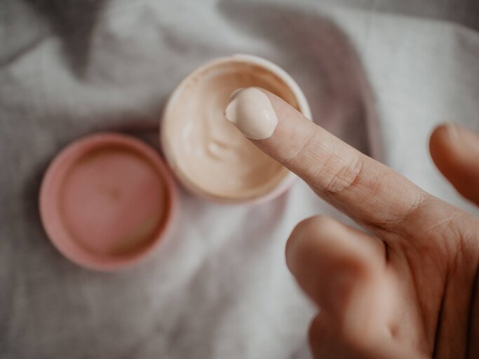 Finger mit Creme aus Tiegel | © Getty Images/Olesia Valentain / EyeEm