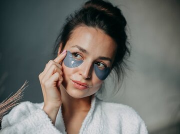 Frau mit Augenpads  | © Getty Images/Aleksandra Shamomina / EyeEm