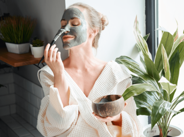 Frau trägt Gesichtsmaske mit Pinsel auf | © Getty Images/Sergey Mironov