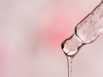 Tinktur auf rosa Hintergrund | © Shutterstock/Kunstzeug