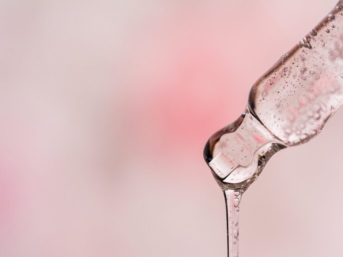 Tinktur auf rosa Hintergrund | © Shutterstock/Kunstzeug