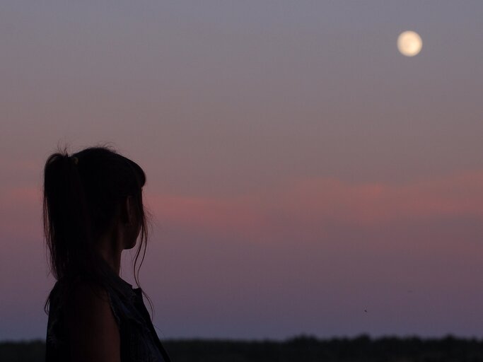 Frau steht im Mondlicht | © Getty Images/Kolesnikov Mikhail / EyeEm