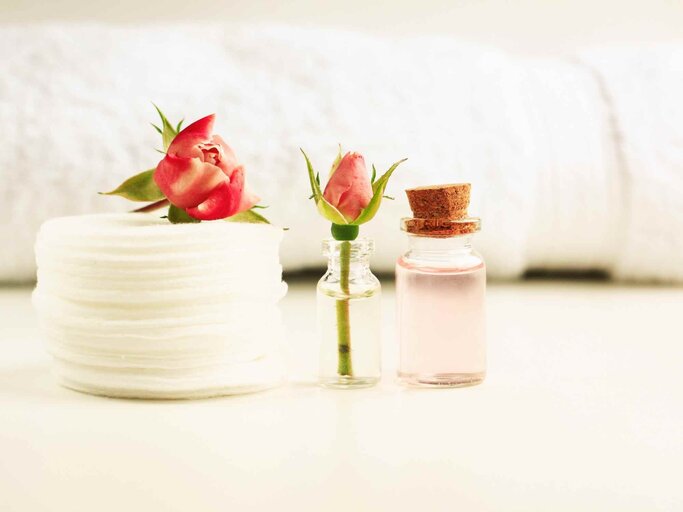 Fläschchen mit Rosenwasser und Rosen dekoriert | © Getty Images/Anna-Ok