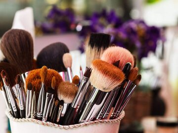 Make-up-Pinsel in Becher | © Getty Images/lokisurina