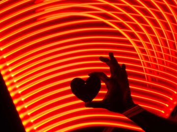 Ein Herz vor einem Hintergrund aus Neonröhren | © Getty Images/AITOR DIAGO