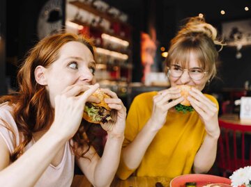 Frauen essen Burger | © Getty Images/Westend61