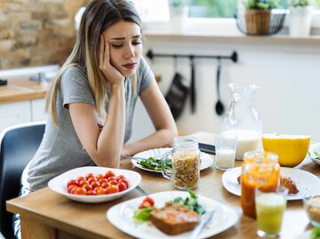 Aufnahme einer Frau ohne Appetit vor dem Essen | © Getty Images/Goran13
