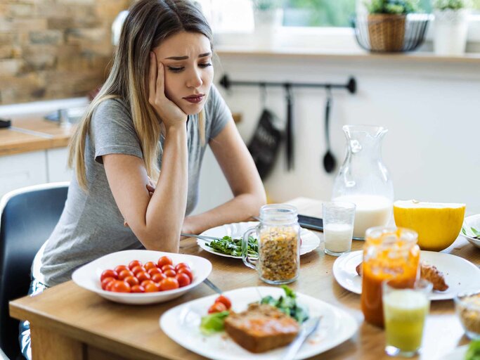 Aufnahme einer Frau ohne Appetit vor dem Essen | © Getty Images/Goran13