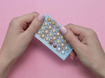 Hand mit Pillenblister | © Getty Images/Tat'âna Maramygina/EyeEm