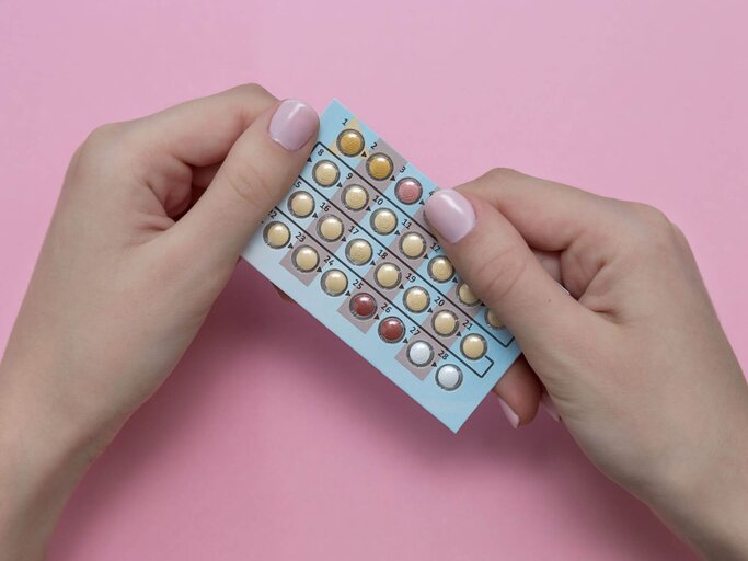 Hand mit Pillenblister | © Getty Images/Tat'âna Maramygina/EyeEm