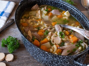 Ein Topf Hühnersuppe hilft gegen eine Erkältung | © GettyImages/Angelika Heine