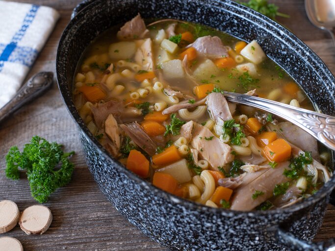 Ein Topf Hühnersuppe hilft gegen eine Erkältung | © GettyImages/Angelika Heine