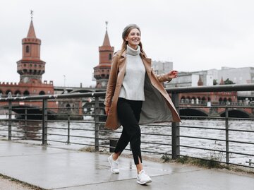 Frau lächelt während sie einen Spaziergang macht | © Getty Images/Mykhailo Lukashuk