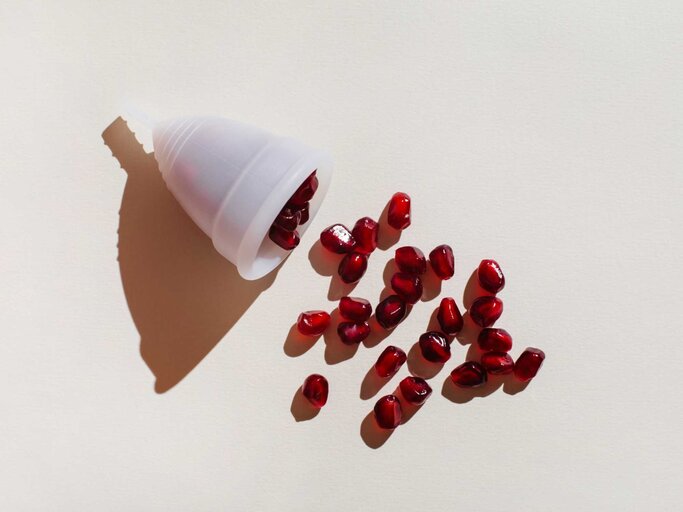 Granatapfelsamen fallen aus Menstruationstasse | © Getty Images/Tanja Ivanova