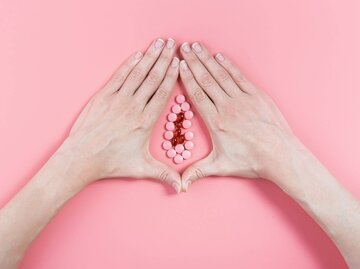 Hände und Kugeln formen eine Vulva | © Getty Images/vvmich