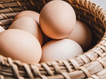 Eier im Korb | © Getty Images/Kilito Chan