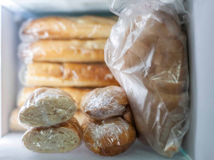 Brot in einer geöffneten Tiefkühltruhe | © Getty Images/Juana Mari Moya