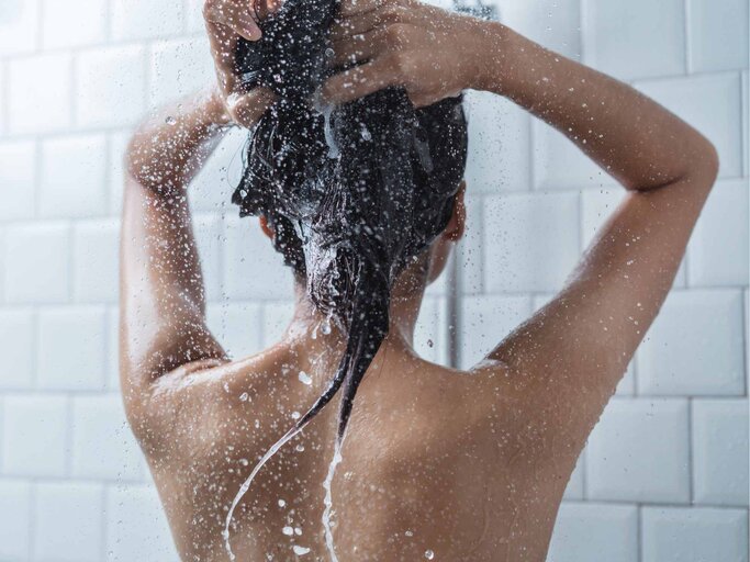 Frau unter der Dusche | © Getty Images/torwai