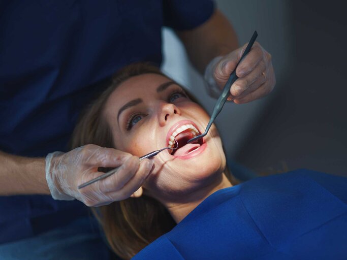 Frau beim Zahnarzt | © Getty Images/Halfpoint Images