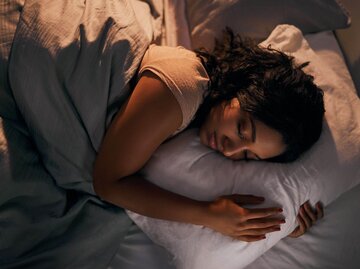 Person liegt im Bett und schläft | © Getty Images/Adene Sanchez