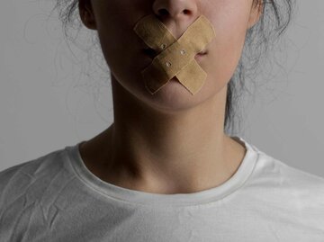 Mouth Taping: Frau mit zugeklebtem Mund | © Getty Images/bymuratdeniz