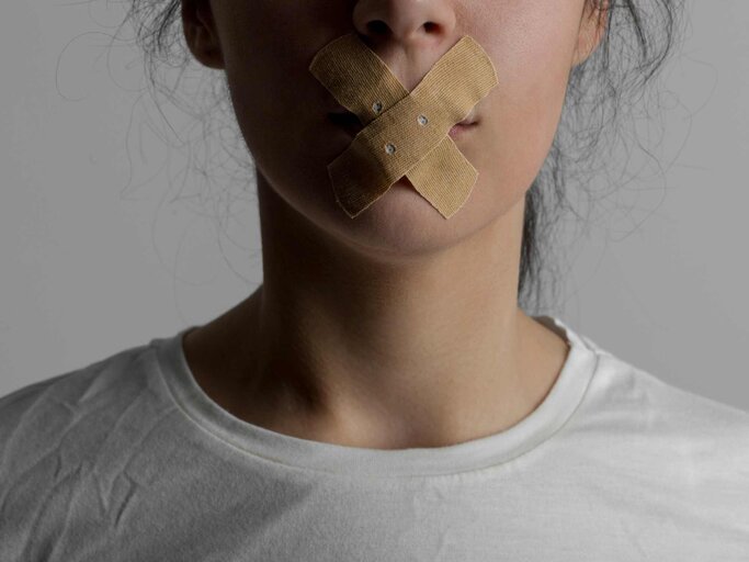 Mouth Taping: Frau mit zugeklebtem Mund | © Getty Images/bymuratdeniz
