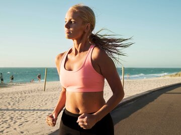 Blondine joggt am Strand entlang | © Getty Images/Kristina Lindberg