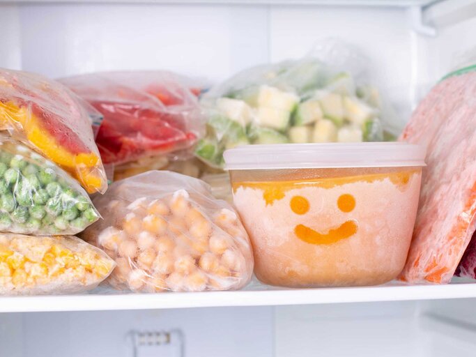 Tiefgekühltes Obst und Gemüse mit Smiley auf der Tupperware | © Getty Images/Qwart