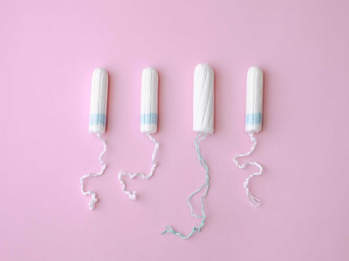 Vier Tampons auf rosafarbenem Hintergrund | © Getty Images/Anna Blazhuk