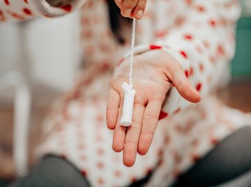 Frau trägt unbenutzten Tampon | © Getty Images/Carol Yepes