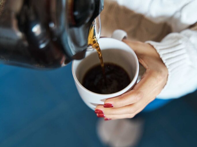 Frauenhand hält Tasse Kaffee | © Getty Images/juanma hache