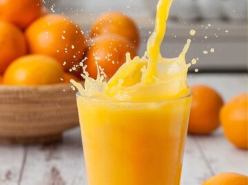 Glas Orangensaft mit Orangen | © Getty Images/Proformabooks