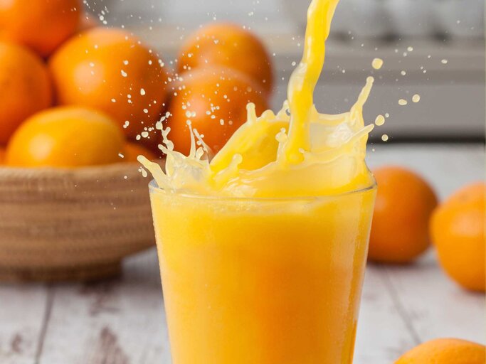 Glas Orangensaft mit Orangen | © Getty Images/Proformabooks