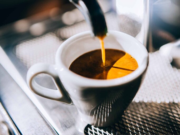 Espresso unter einer Kaffeemaschine | © Getty Images/Guido Mieth